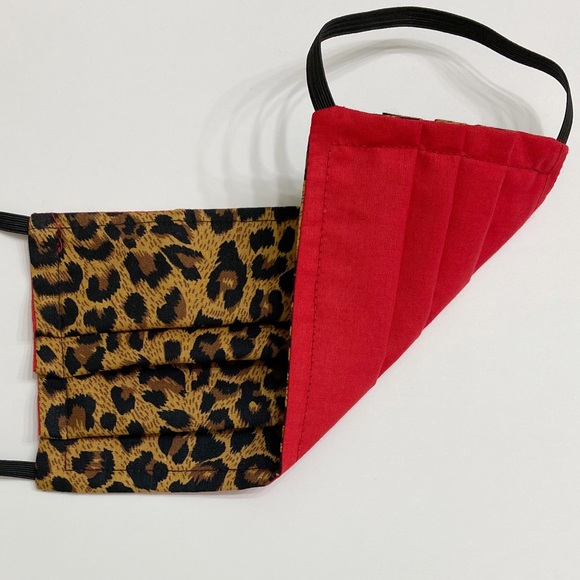 REVERSIBLE Cheetah Leopard Print Pleated Face Mask - Picture 1 of 4